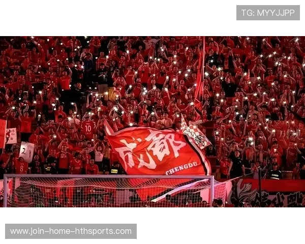 成都蓉城拜合拉木前点抢位，甩头攻门擦着横梁飞出